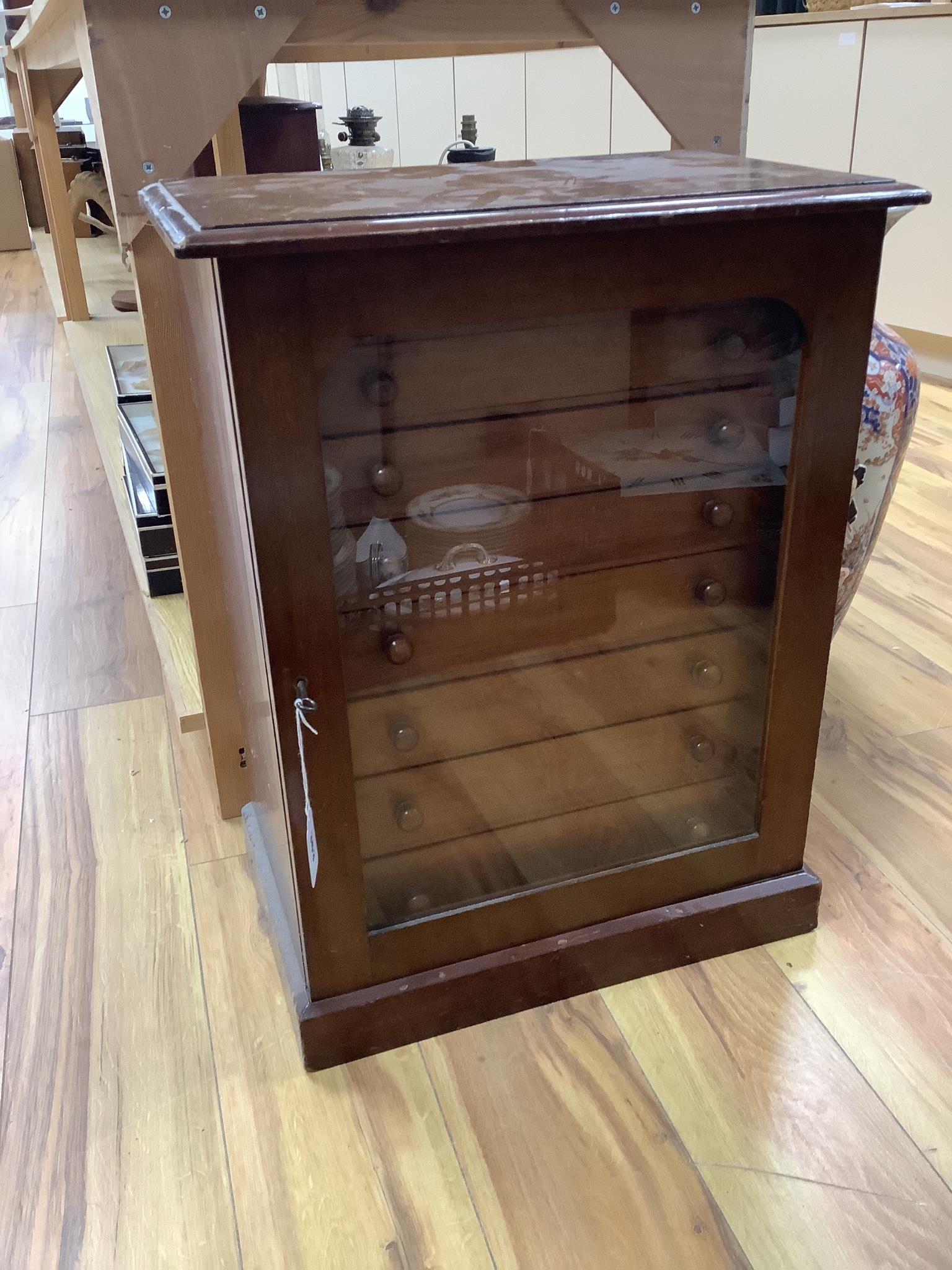An Edwardian eight drawer mahogany glazed collector's chest, 63 cm high, 48.5 cm wide, 30 cm deep